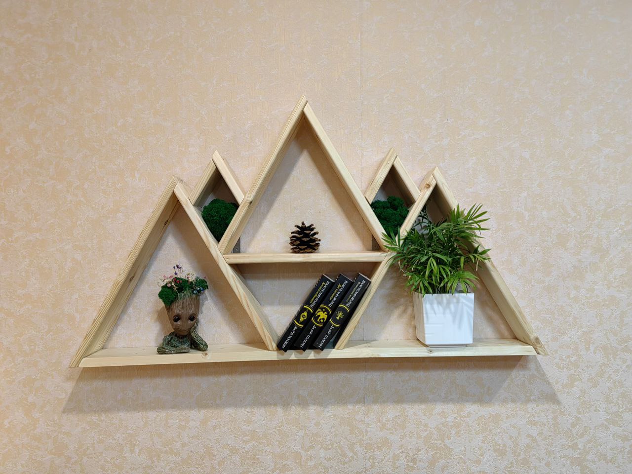 Натуральная сосна с растениями