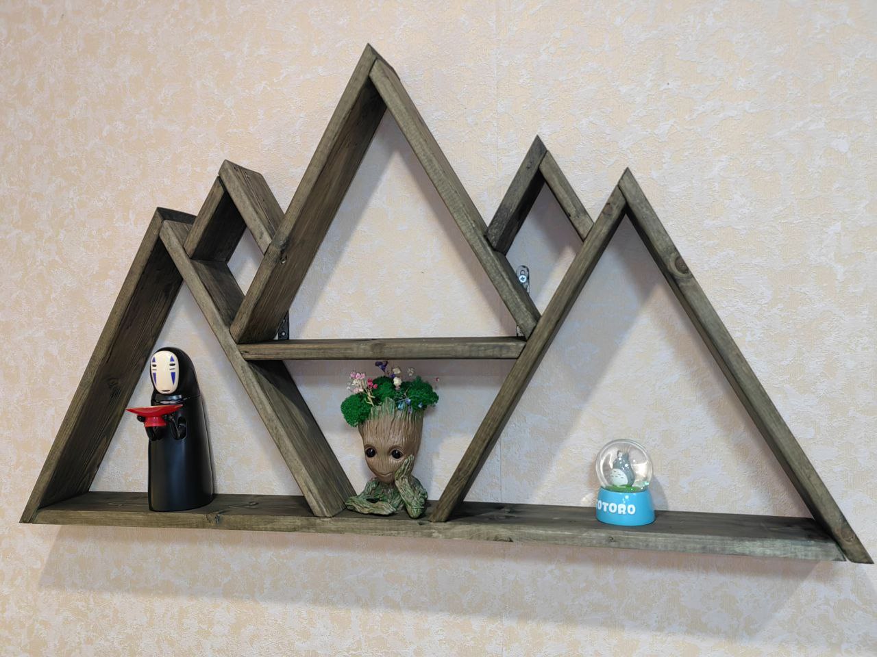 Темная деревянная полка в стиле лофт с горными вершинами