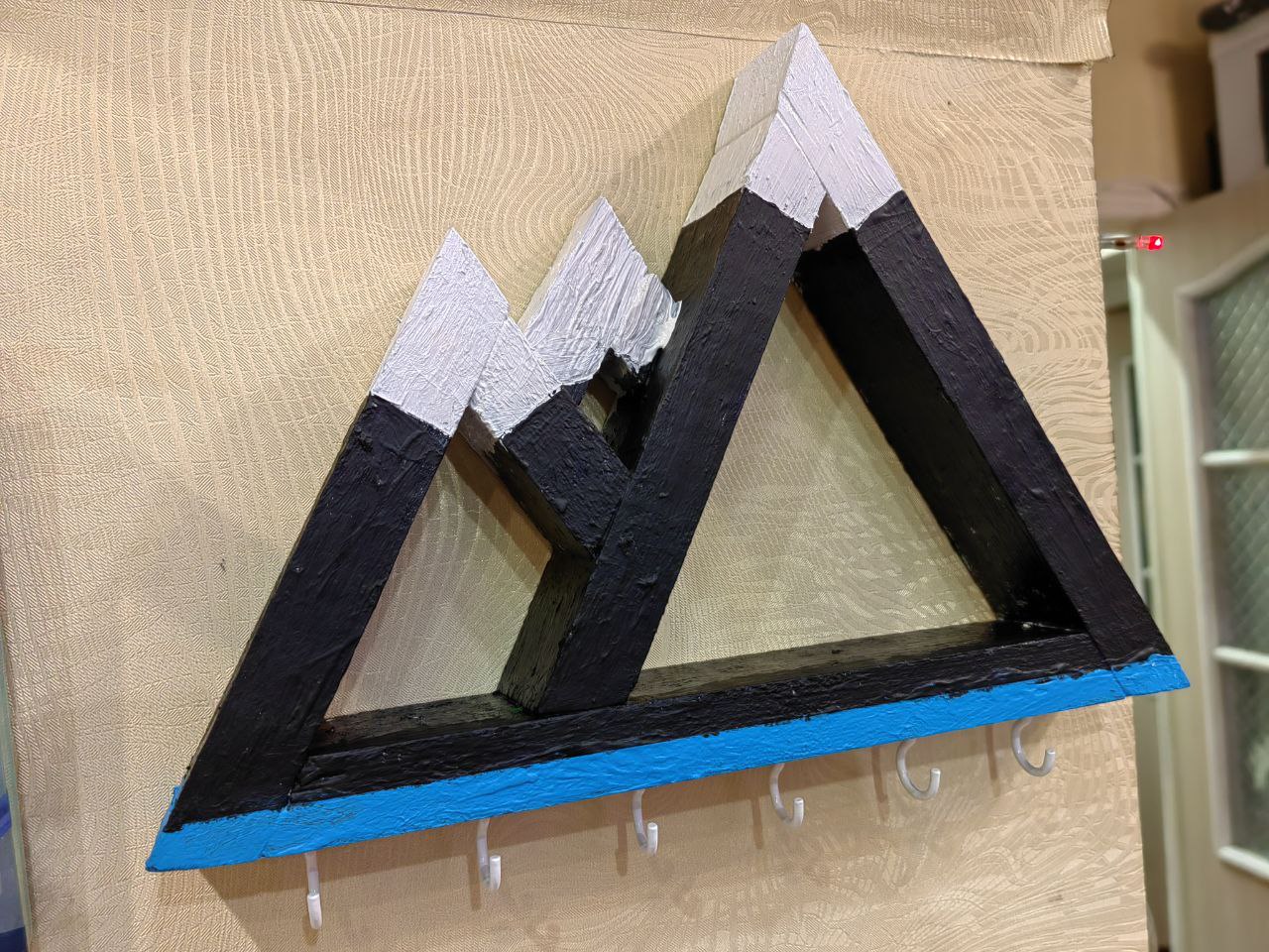 Деревянная ключница в виде горы ручной работы для прихожей